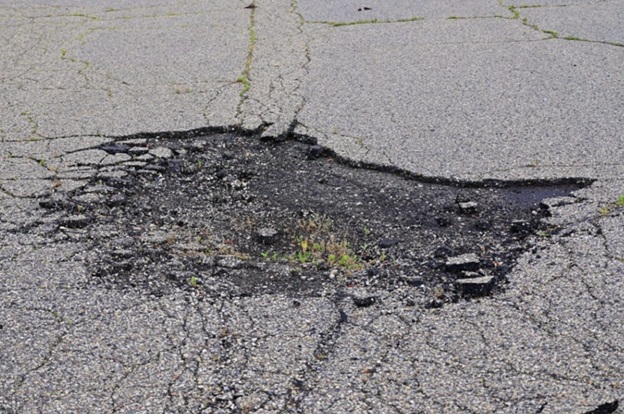 Top Warning Signs Your Asphalt Pavement Needs Repair Now